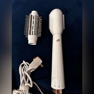 T3 hair dryer brush. Gets your hair silky dry